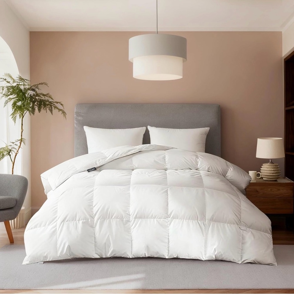 KING Luxurious White Down Comforter 104x88”